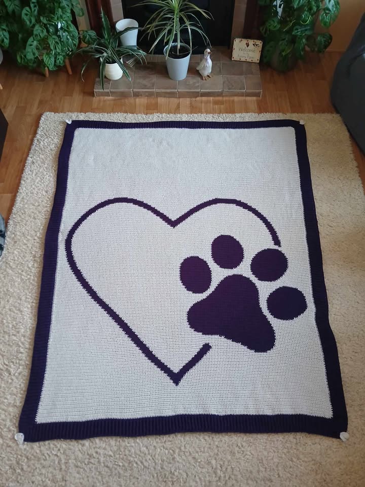 Heart paw crochet graphghan pattern by Becci W